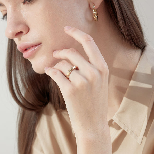 Model wearing Moyoura Natural Wave Gold Ring